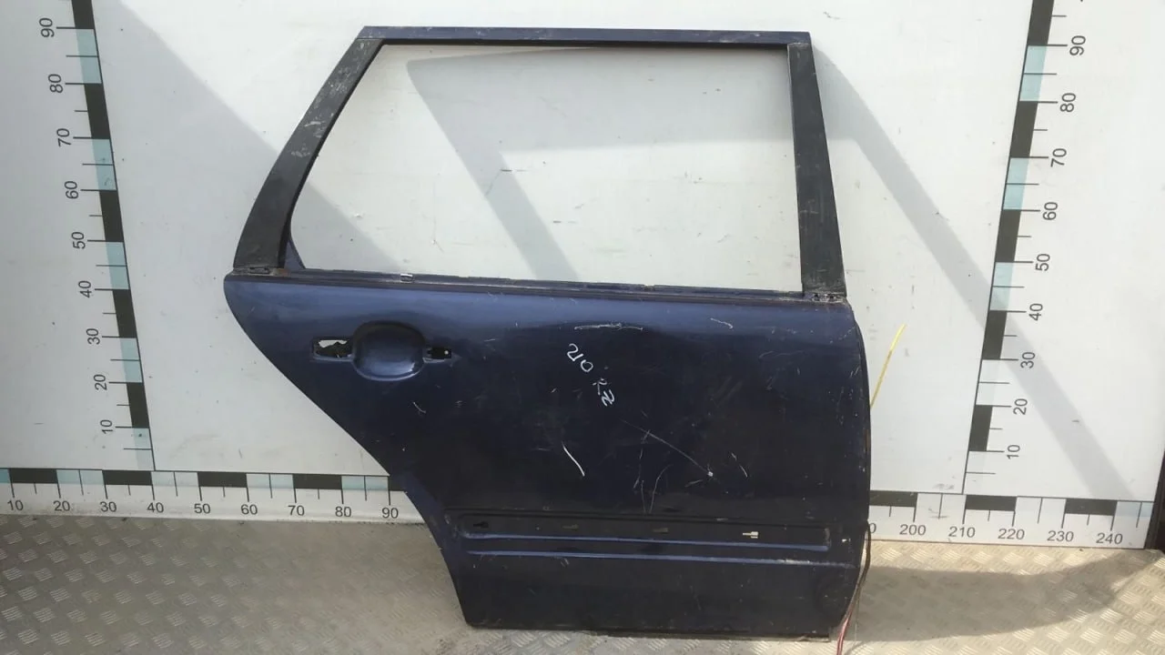 [Б/У] Дверь задняя правая (универсал) MB W210 - вмятина под вакуум.начальная корозия по верху амки и низу [Незначительные дефекты] [Код: 00301031 ]