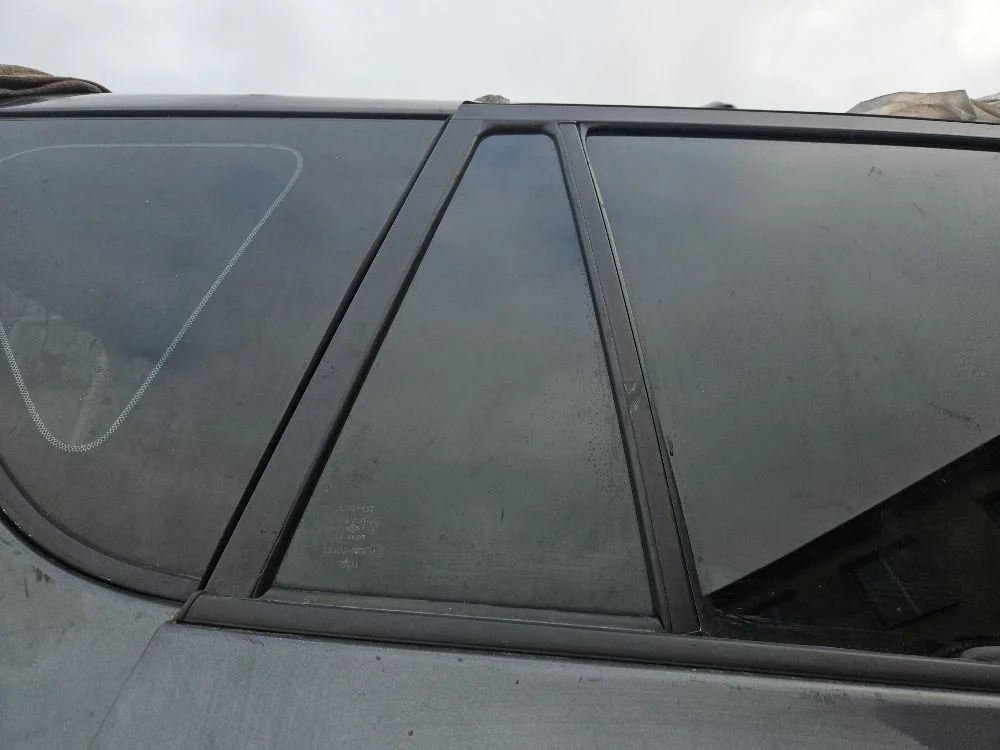Форточка двери задней правой на Toyota RAV4 XA30