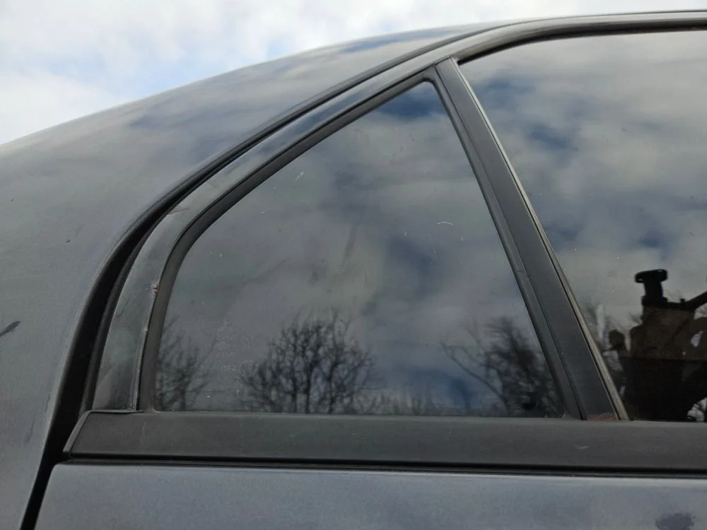 Форточка двери задней правой  Mitsubishi Lancer 9