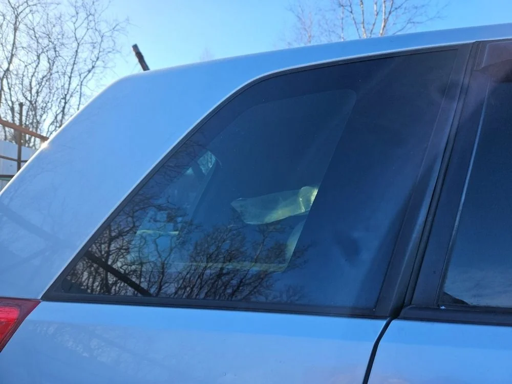 Стекло глухое правое на Grand Vitara 2