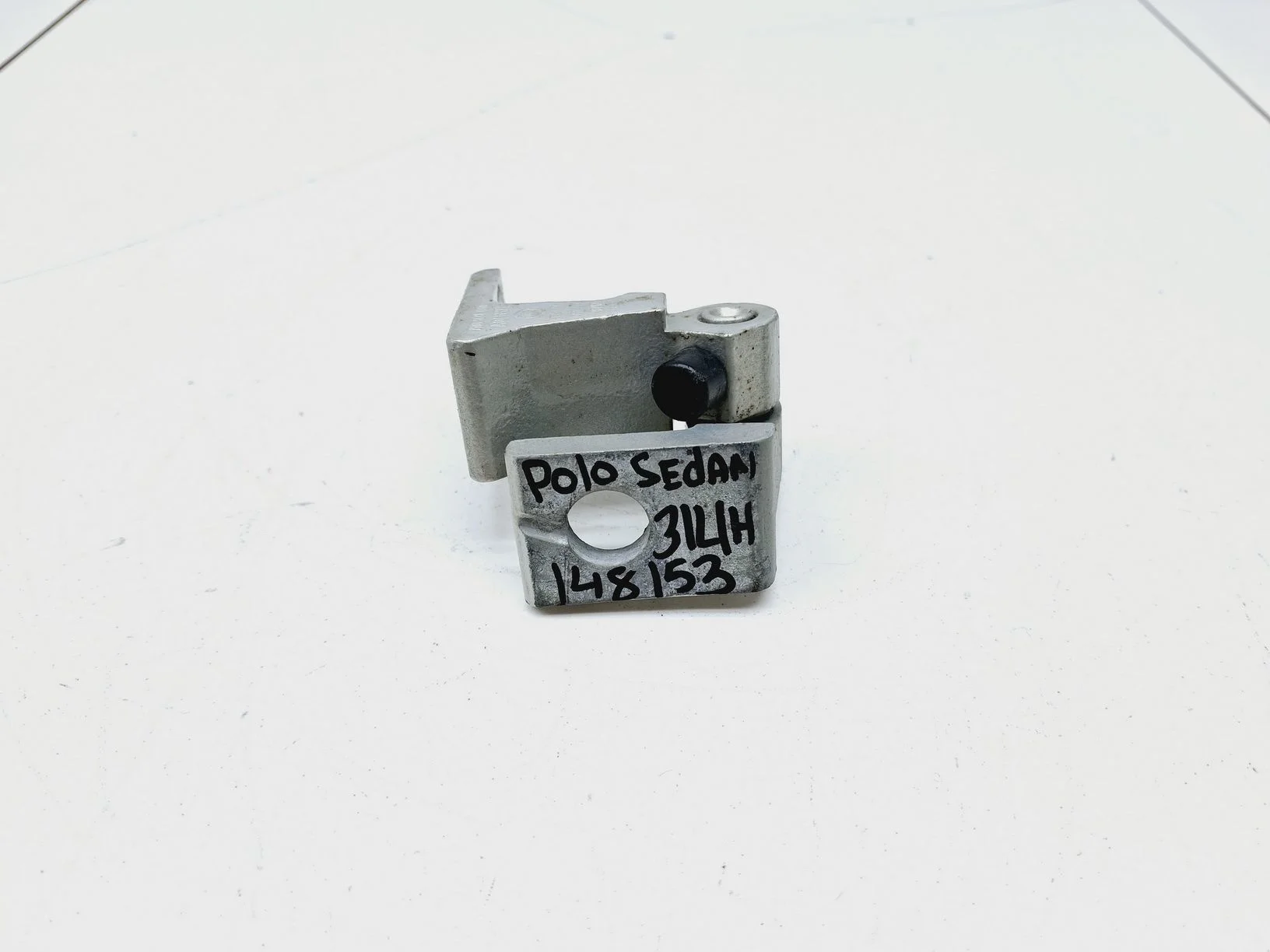Петля двери VW Polo Sedan 2010-2020