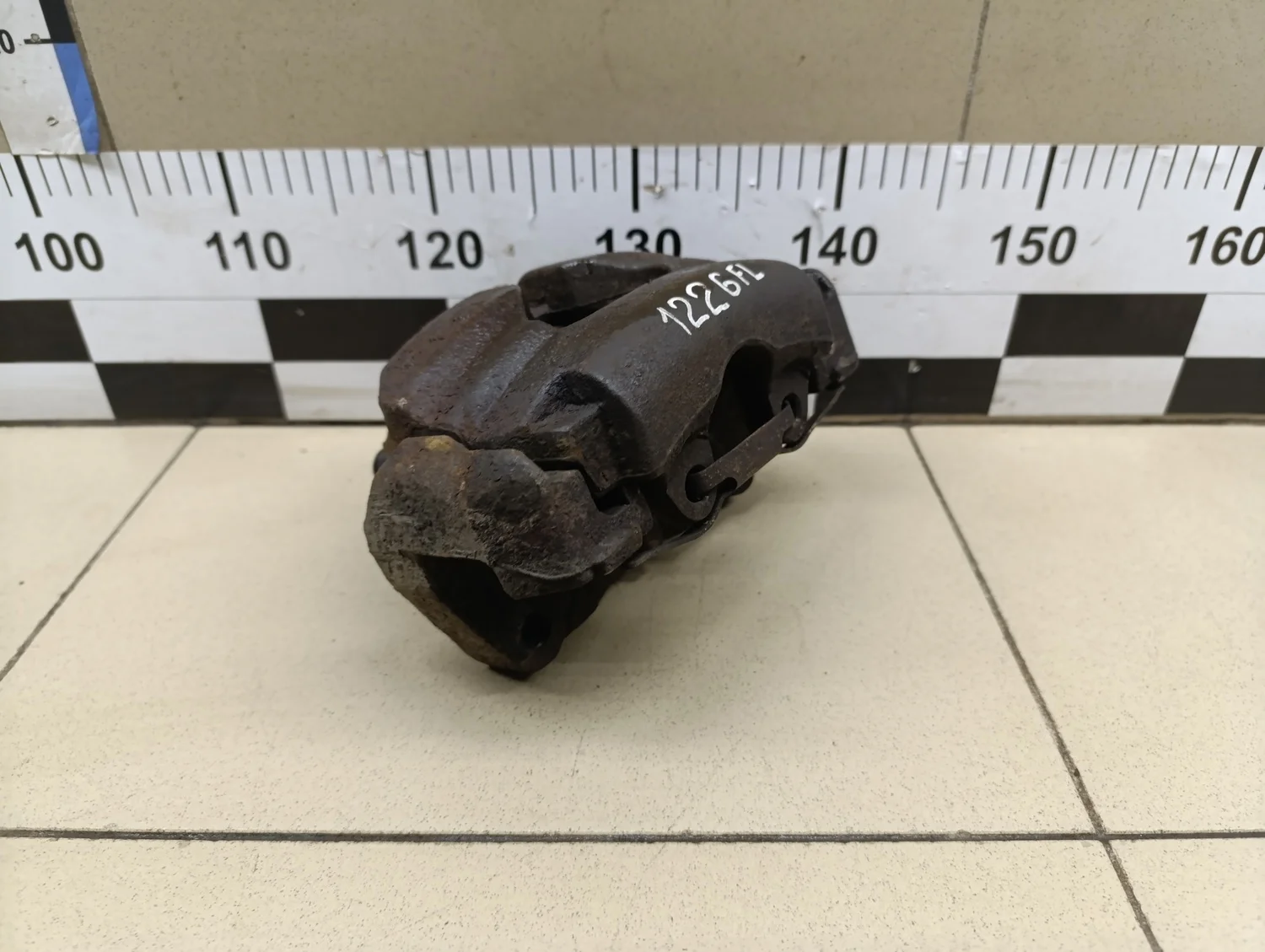 Суппорт передний левый Touareg 2002-2010