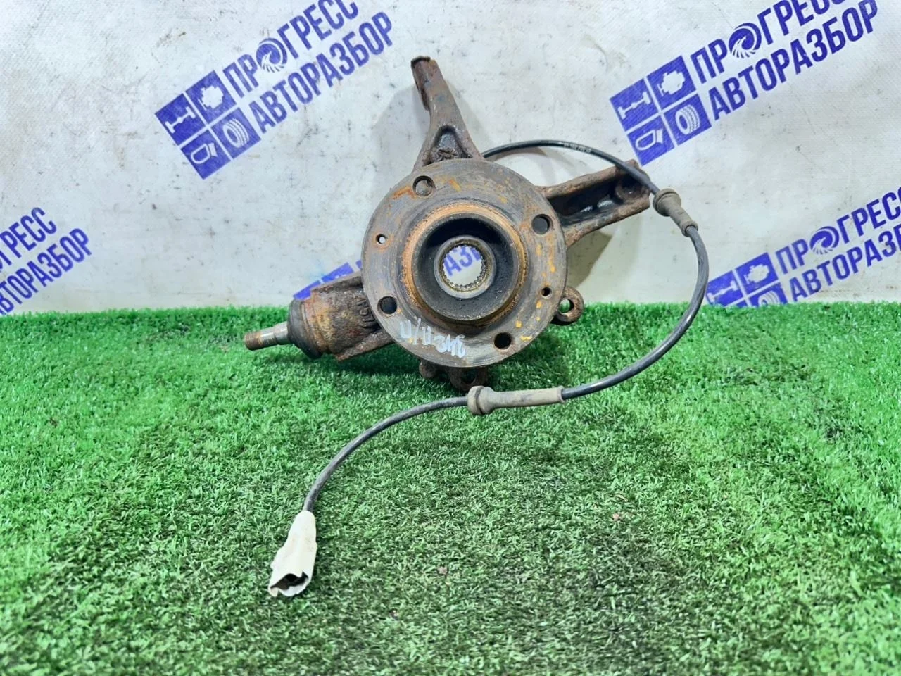 Поворотный кулак Peugeot Partner 2014 364696 УНИВЕРСАЛ 1.6 NFU, передний левый