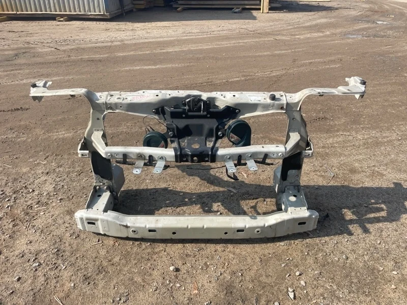 Передняя панель рамка радиатора Suzuki Grand Vitara 2009 5823065J00 JT 2.4