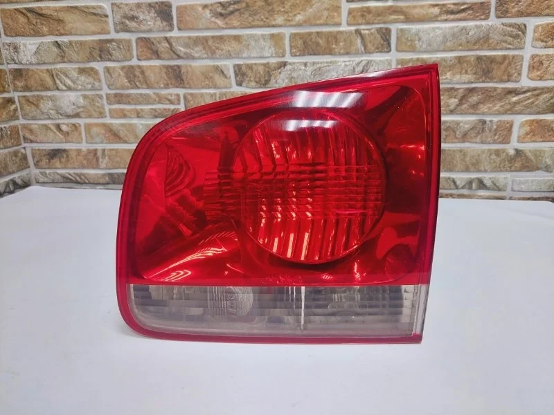 Фонарь задний внутренний Volkswagen Touareg 2008 7L