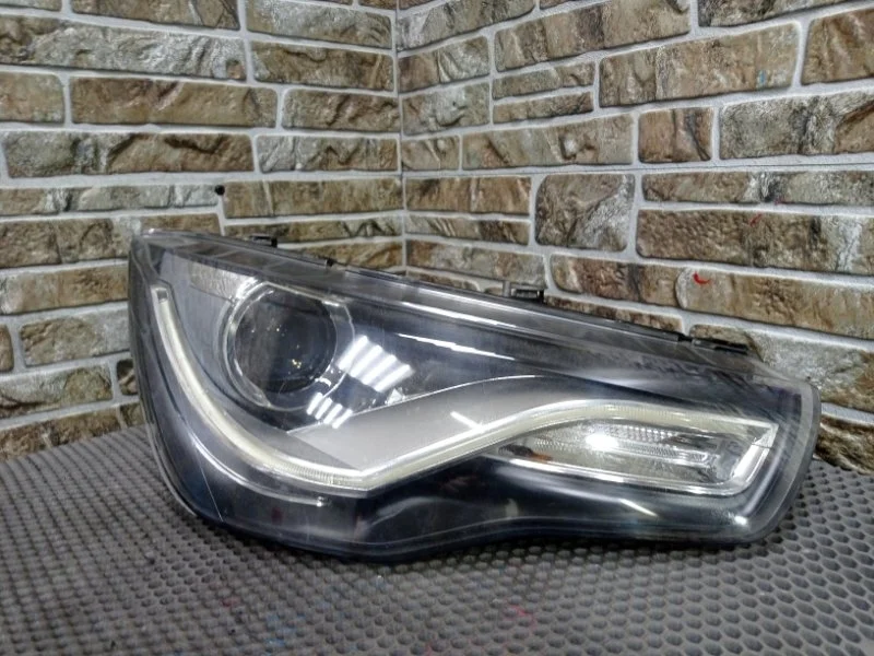 Фара Audi A1 2011 8X