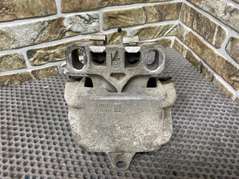 Подушка двигателя Volkswagen Golf 2004