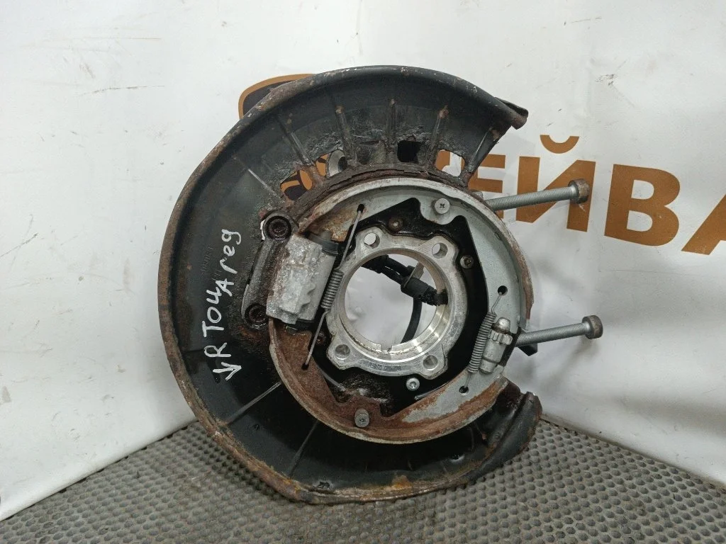 Кулак поворотный Volkswagen Touareg 2013 7P