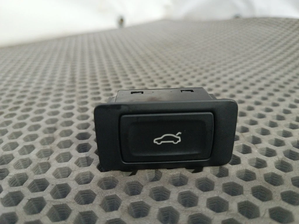 Кнопка открывания багажника Audi Q5 2012 8R