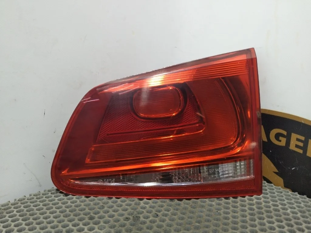 Фонарь задний внутренний Volkswagen Touareg 2011 7P