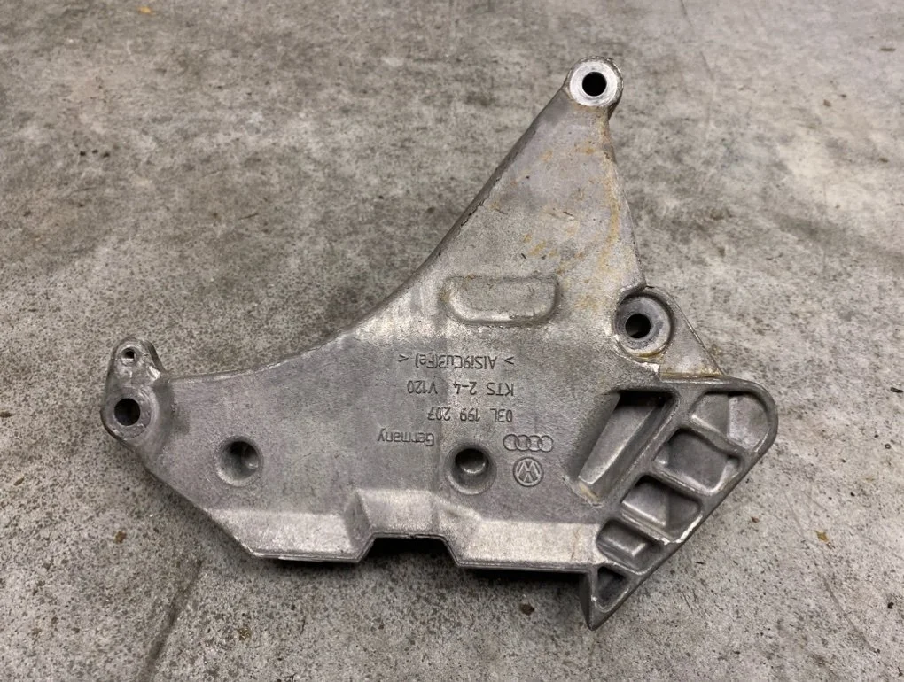 Кронштейн двигателя Volkswagen Passat 2008 B6
