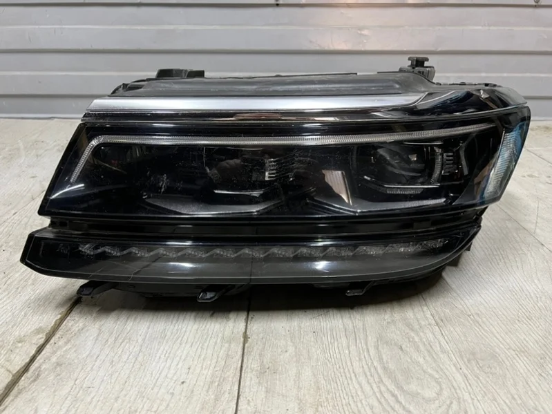 Фара левая Volkswagen Tiguan 2 2016-2019 5NB941113A