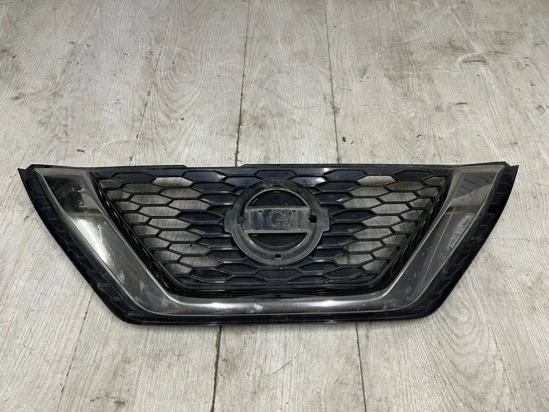 Решетка радиатора Nissan Qashqai 2 рестайлинг 62310HV22C J11