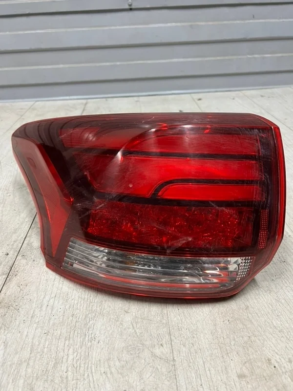 Фонарь задний левый Mitsubishi Outlander 3 2015-2023 8330B173 GF