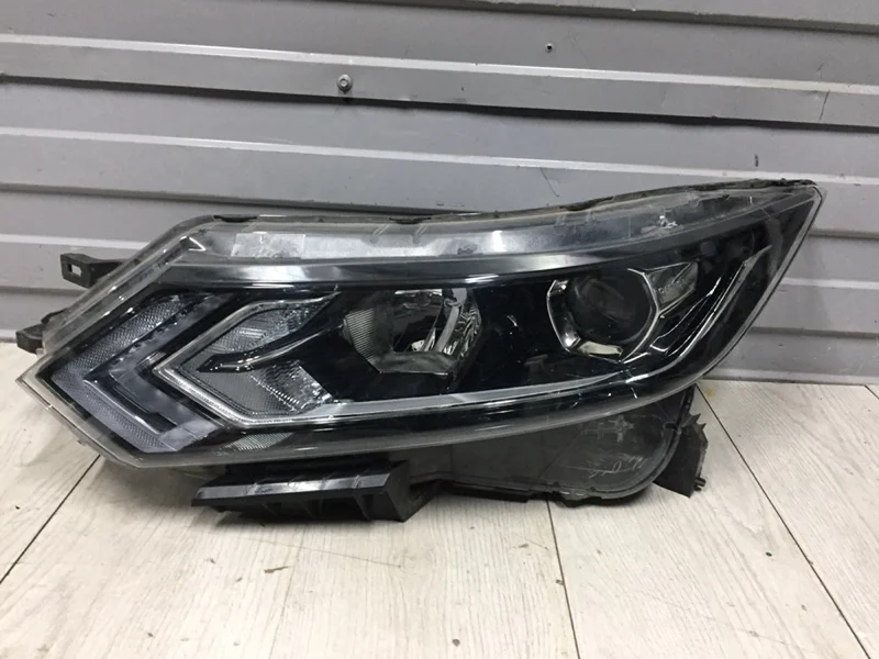 Фара левая Nissan Qashqai 2 рестайлинг 26060HV00B J11