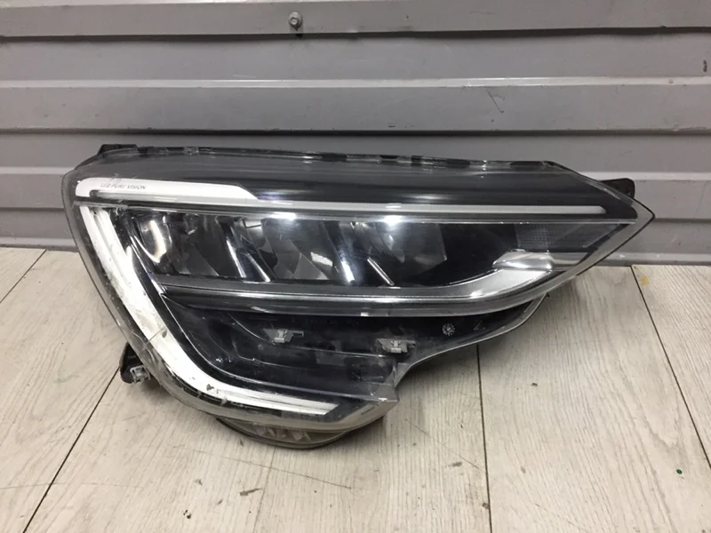 Фара правая Renault Arkana 2019 260105307R