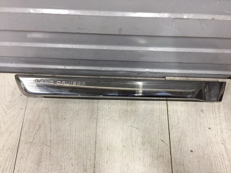 Молдинг двери правой Toyota Land Cruiser 2015-2021 7507560150 200