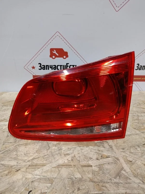 Фонарь правый внутренний Volkswagen Touareg 2 2010-2018 7P6945094B