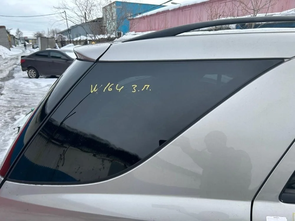 Форточка багажника правая Mercedes Benz W164