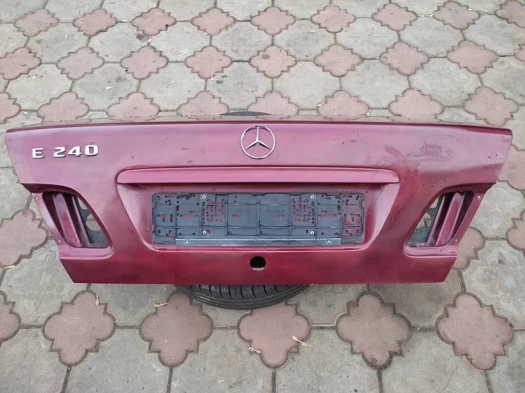 Крышка багажника Mercedes-Benz