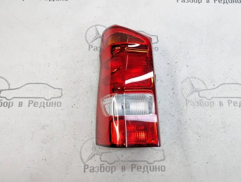 Фонарь задний левый Mercedes-Benz