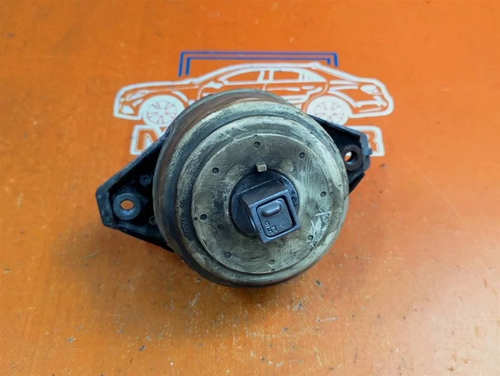 Опора двигателя Mercedes-Benz