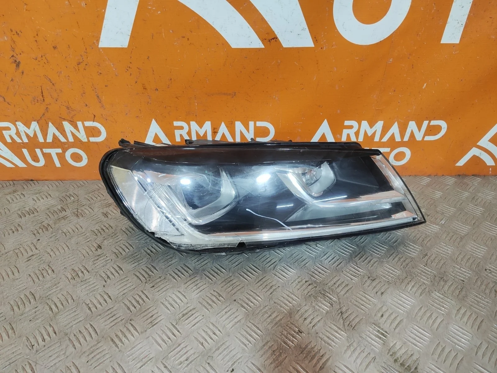 Фара Volkswagen Touareg 2014-2018