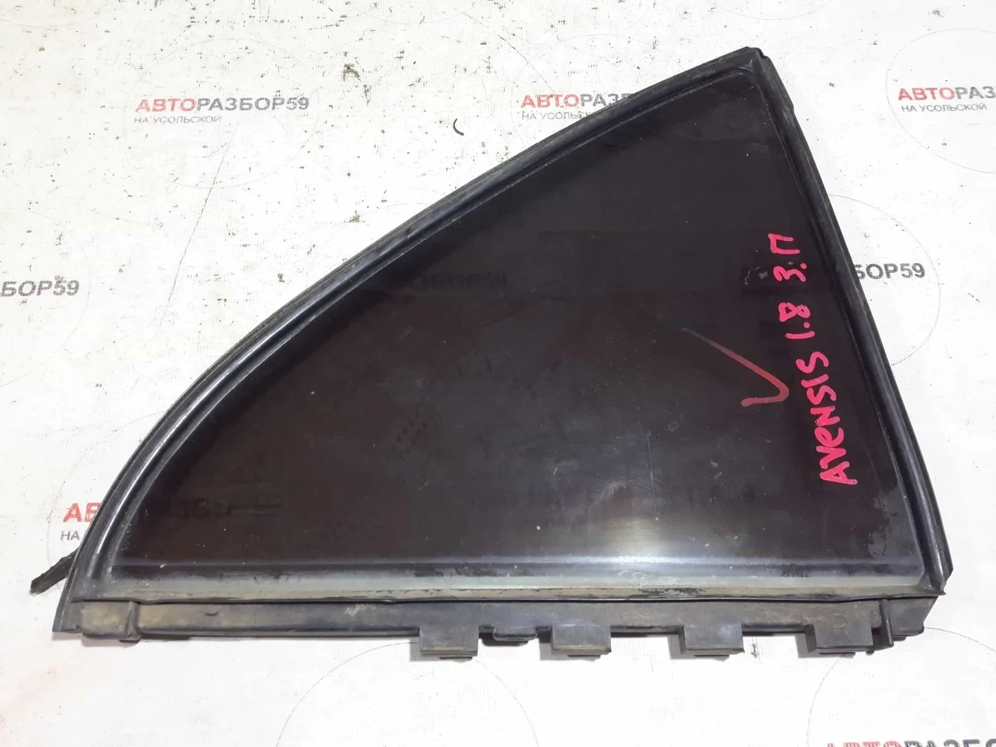 Форточка двери задняя правая Toyota Avensis T250