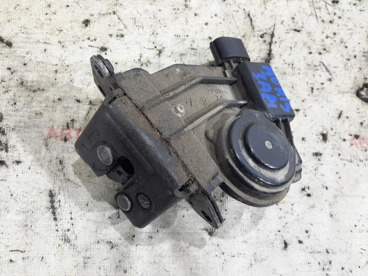 Замок багажника Toyota Auris 150