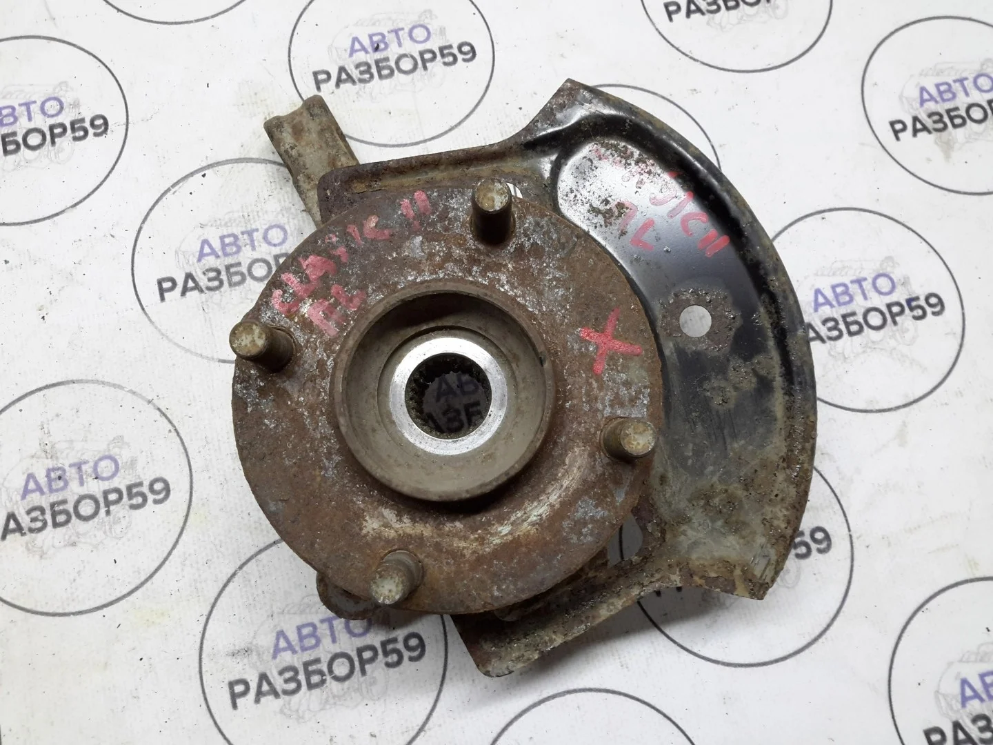 Кулак передний левый Nissan Almera Classic B10