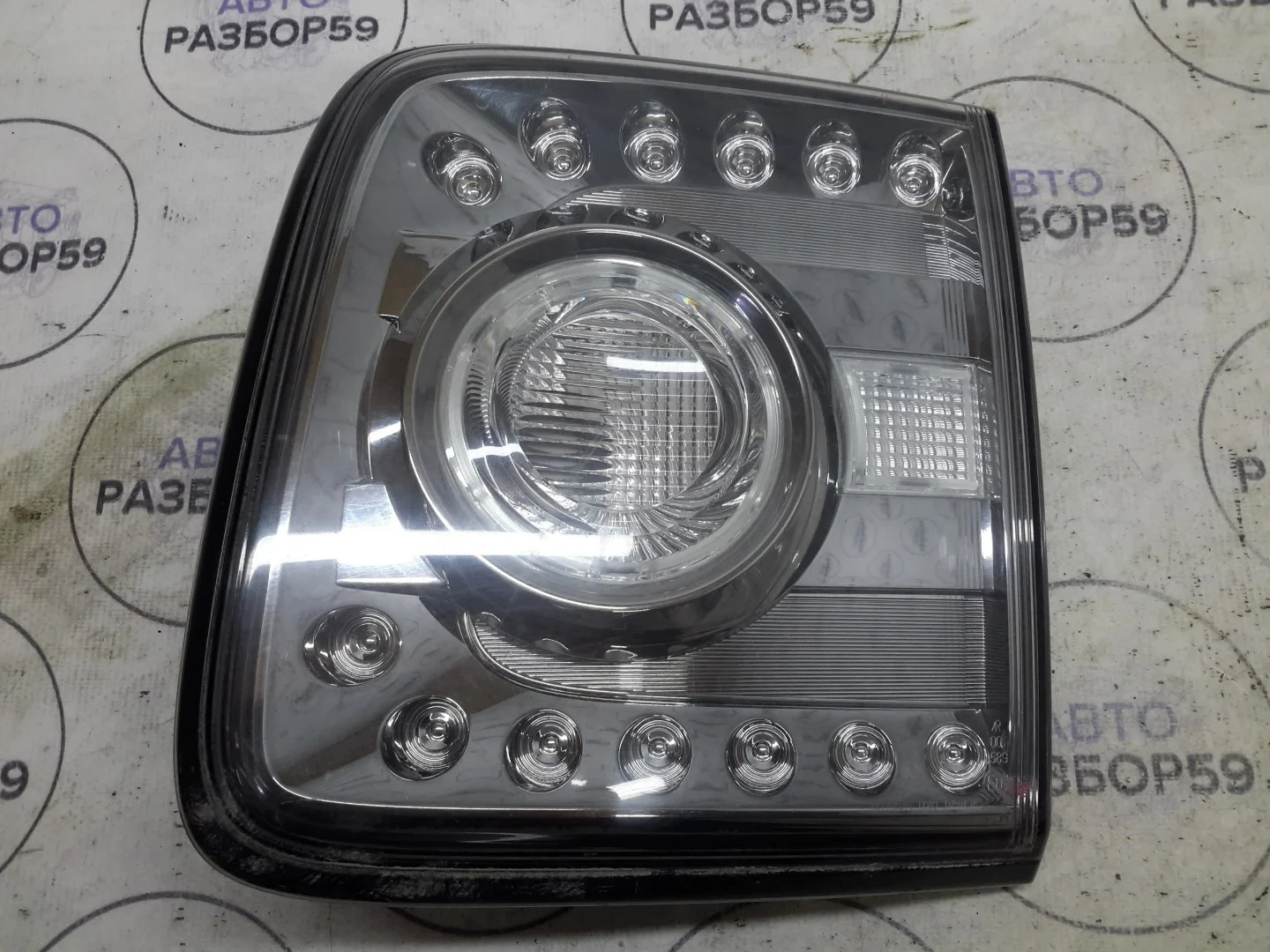 Фонарь правый Nissan Patrol Y62