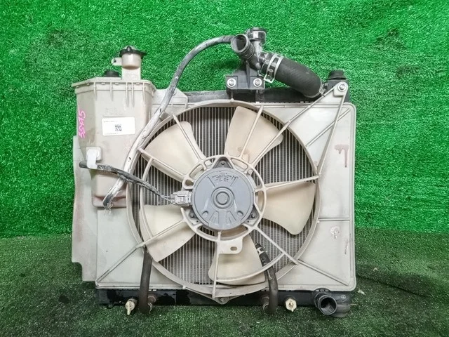 Радиатор охлаждения двигателя NCP31 TOYOTA BB NCP30 2000-2003, BB NCP30 2003-2005, IST XP60 2001-2005, IST XP60 2005-2007, RAUM Z20 2003-2006