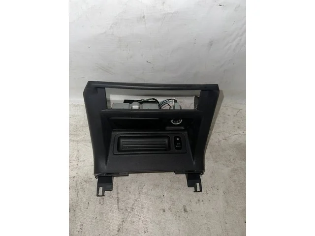 Консоль центральная V75W MITSUBISHI PAJERO III / MONTERO III V6 / V7 2000-2002, PAJERO III / MONTERO III V6 / V7 2003-2006