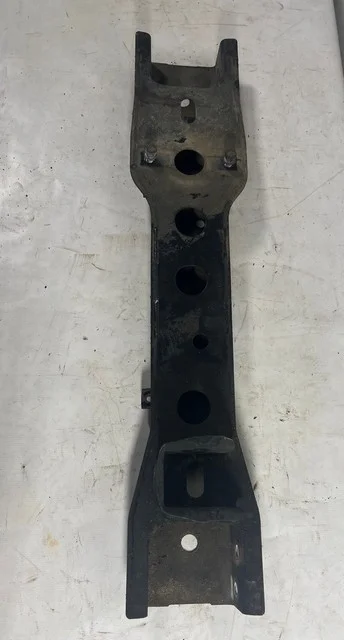 Балка крепления подвески переднего редуктора V98W MITSUBISHI PAJERO III / MONTERO III V6 / V7 2000-2002, PAJERO III / MONTERO III V6 / V7 2003-2006