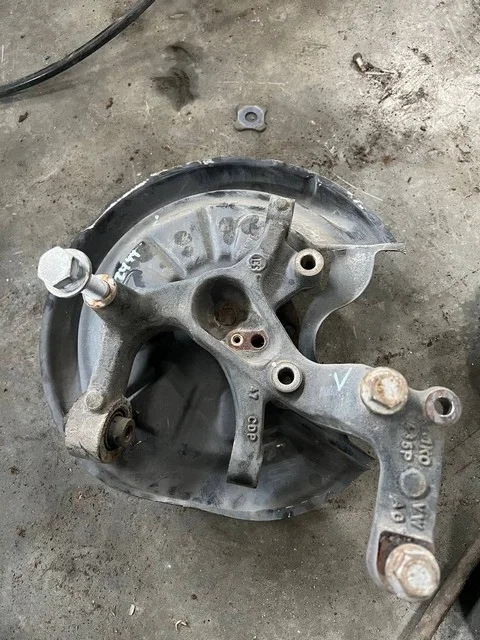 Кулак задний левый 1K2 VOLKSWAGEN JETTA V 1K2 / 1K5 2005-2011, GOLF V 1K1 / 1K5 2003-2009, GOLF VI 5K1 / AJ5 2009-2013, TOURAN I 1T1 / 1T2 2003-2006