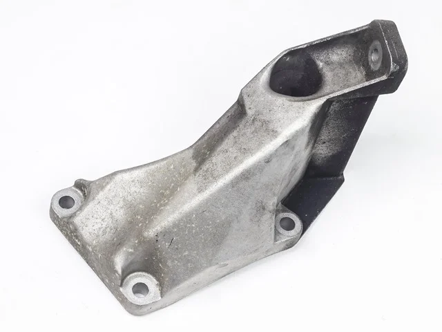 Кронштейн опоры подушки двигателя левый SKODA SUPERB I 3U 2001-2008, VOLKSWAGEN PASSAT B5 1996-2005