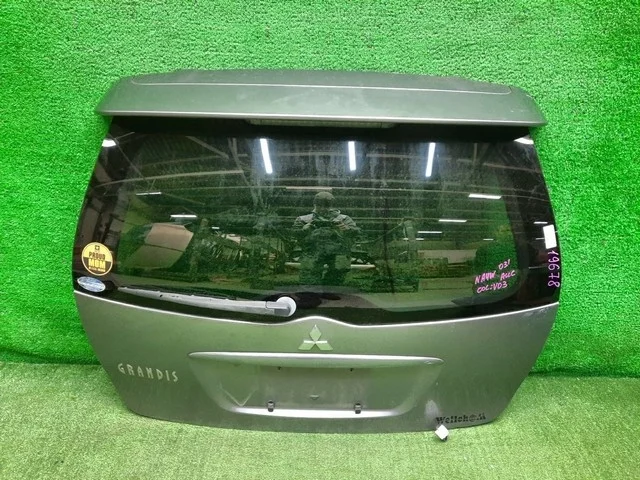 Крышка багажника (царапины) NA4W MITSUBISHI GRANDIS NA4W 2003-2011
