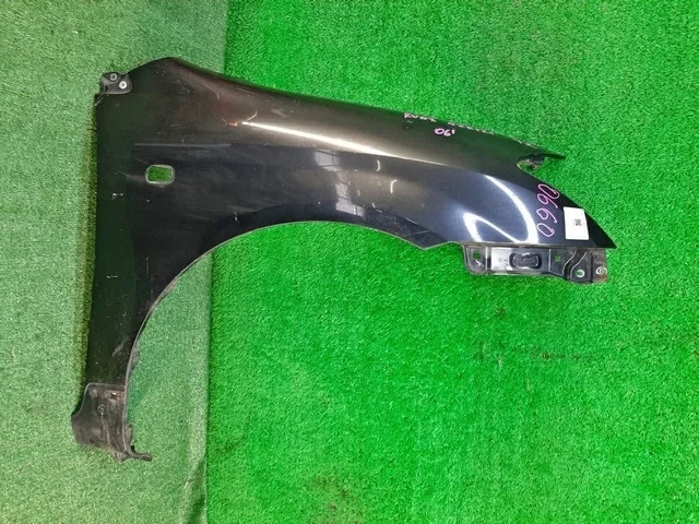 Крыло переднее правое (царапины) NZE121 TOYOTA COROLLA RUNX E120 2001-2006