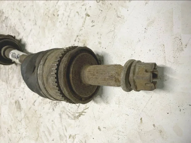 Привод передний правый (дефект) MITSUBISHI PAJERO III / MONTERO III V6 / V7 2000-2002, PAJERO III / MONTERO III V6 / V7 2003-2006