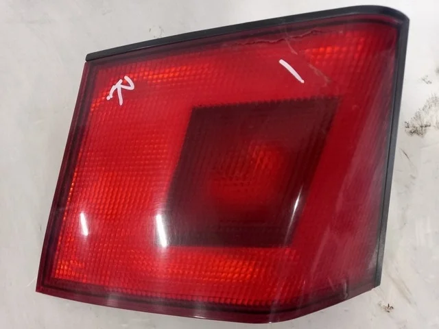 Фонарь задний правый внутренний (трещина) MITSUBISHI CARISMA DA 1995-1998