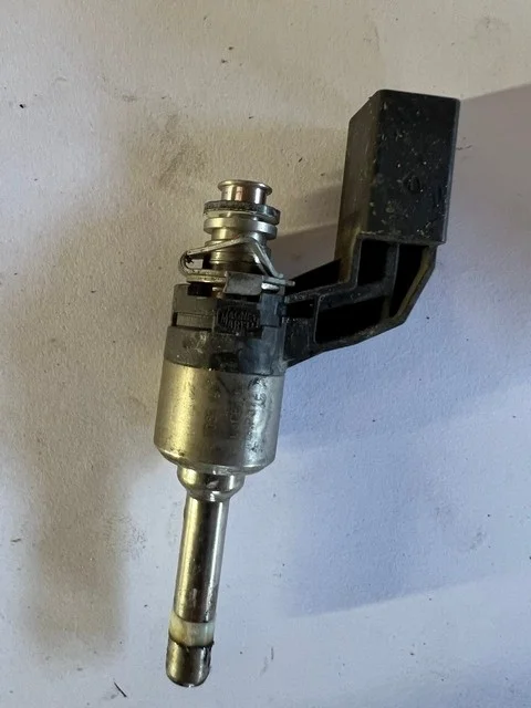 Форсунка топливная 137 VOLKSWAGEN JETTA V 1K2 / 1K5 2005-2011, GOLF V 1K1 / 1K5 2003-2009, SCIROCCO III 2008-2014, TOURAN I 1T1 / 1T2 2003-2006