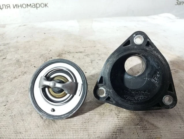 Корпус термостата AK12 NISSAN AD III VY12 2006-, CUBE II Z11 2002-2005, CUBE II Z11 2005-2006, CUBE II Z11 2007-2008, MARCH III K12 2002-2005