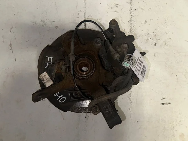 Кулак поворотный правый QG10 NISSAN ALMERA N16 2003-2006, ALMERA N16 2000-2003, BLUEBIRD SYLPHY I G10 2000-2003, BLUEBIRD SYLPHY I G10 2003-2005
