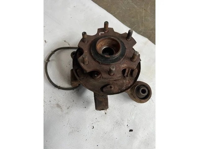 Кулак задний левый V75W MITSUBISHI PAJERO III / MONTERO III V6 / V7 2000-2002, PAJERO III / MONTERO III V6 / V7 2003-2006