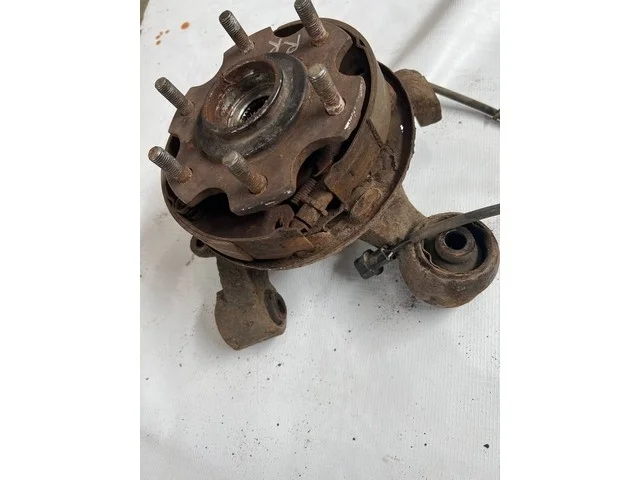 Кулак задний правый V75W MITSUBISHI PAJERO III / MONTERO III V6 / V7 2000-2002, PAJERO III / MONTERO III V6 / V7 2003-2006