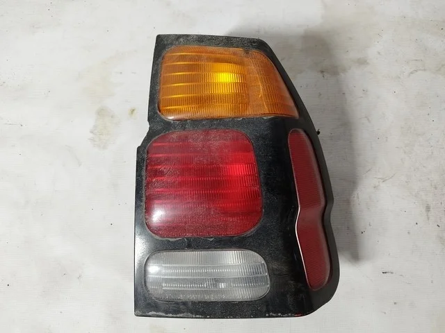 Фонарь задний правый (скол, трещина) K96W MITSUBISHI PAJERO SPORT I / MONTERO SPORT I K9 1997-2000, PAJERO SPORT I / MONTERO SPORT I K9 2000-2004