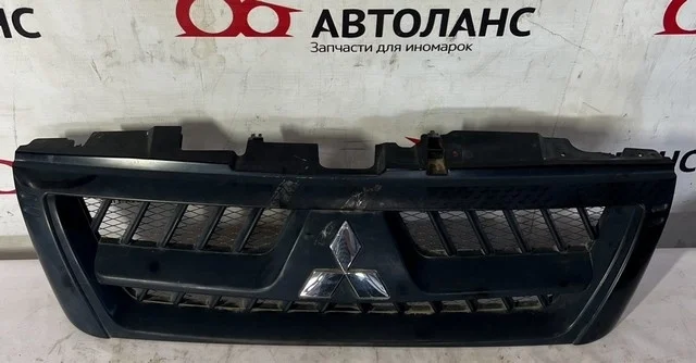 Решетка радиатора (потертость) V63W MITSUBISHI PAJERO III / MONTERO III V6 / V7 2003-2006
