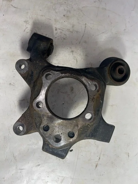 Кулак задний левый V98W MITSUBISHI PAJERO IV / MONTERO IV V8 / V9 2006-2011, PAJERO IV / MONTERO IV V8 / V9 2011-2014