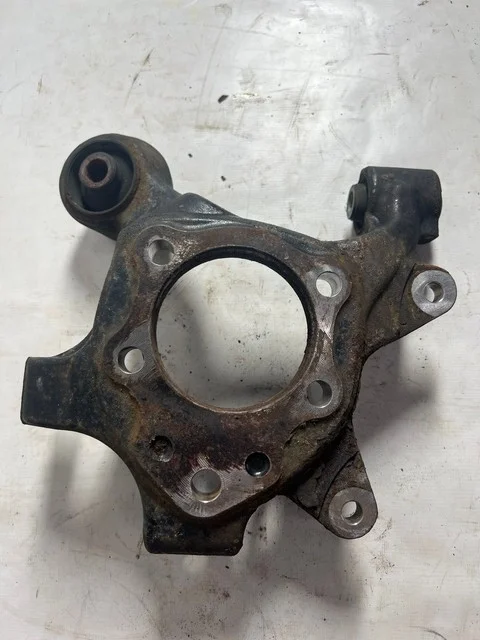 Кулак задний правый V98W MITSUBISHI PAJERO IV / MONTERO IV V8 / V9 2006-2011, PAJERO IV / MONTERO IV V8 / V9 2011-2014