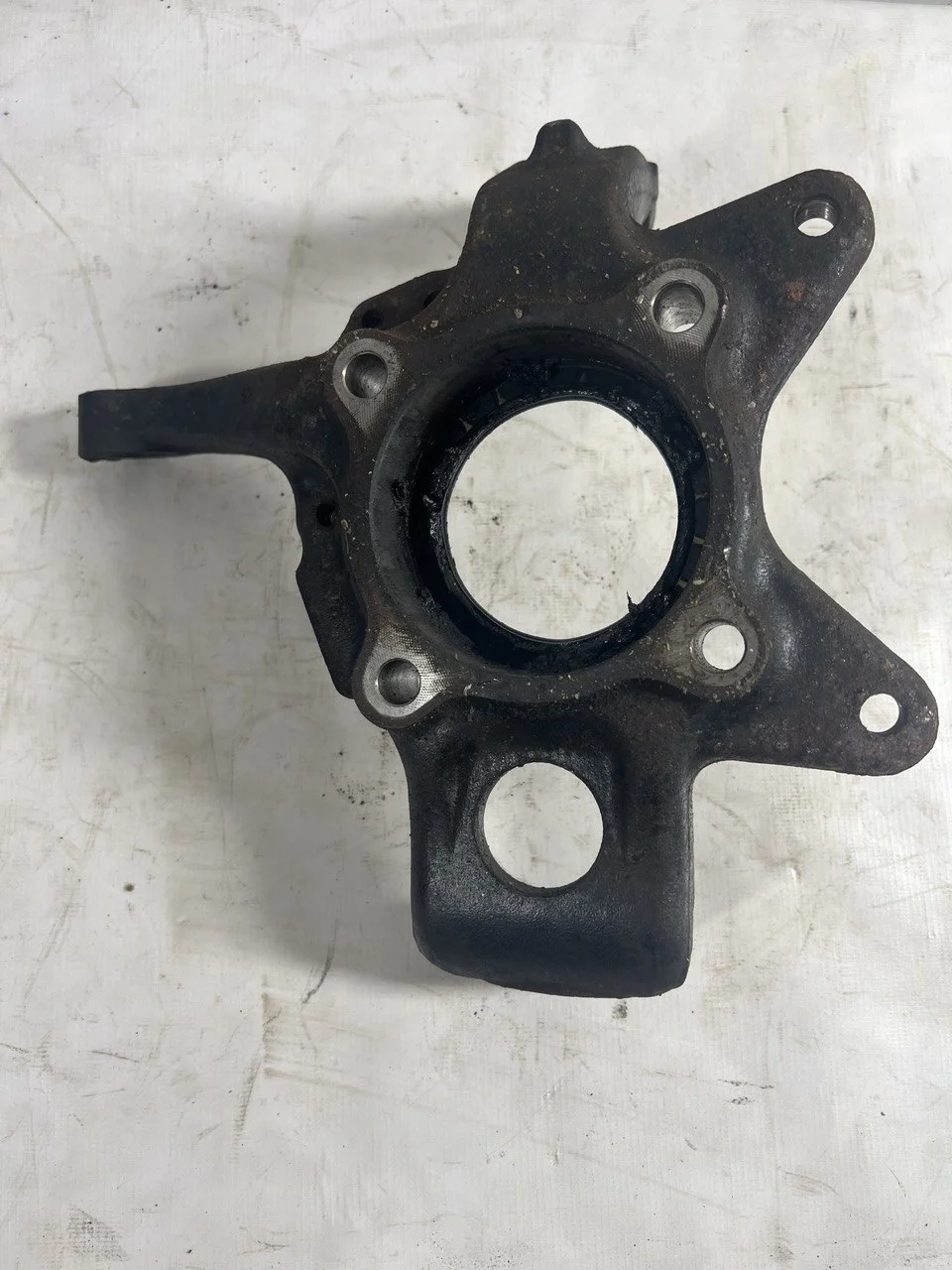 Кулак поворотный левый V98W MITSUBISHI PAJERO IV / MONTERO IV V8 / V9 2006-2011, PAJERO IV / MONTERO IV V8 / V9 2011-2014